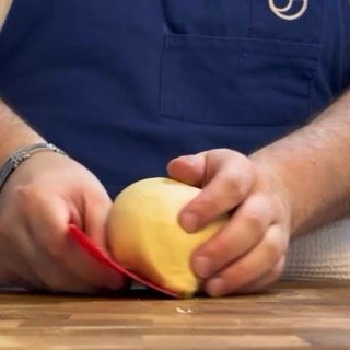 Dettaglio della lievitazione al raddoppio per un babka soffice.