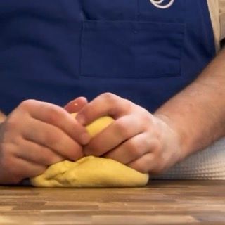 Panetto di babka ricetta pronto per la prima lievitazione.
