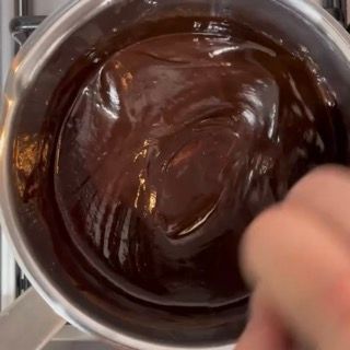 Mescolamento della crema al cioccolato lucida e senza grumi.
