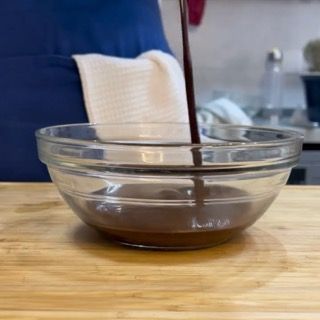 Crema fondente che si raffredda per farcire il babka dolce.