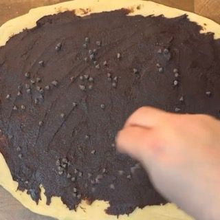 Aggiunta di gocce di cioccolato fondente per un risultato goloso.