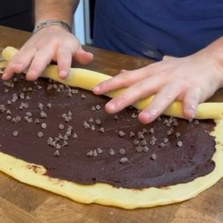 Formazione del rotolo partendo dal lato lungo della sfoglia.