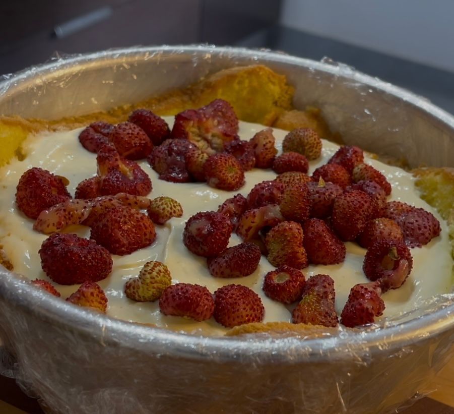 Una padella piena di fragole e panna montata