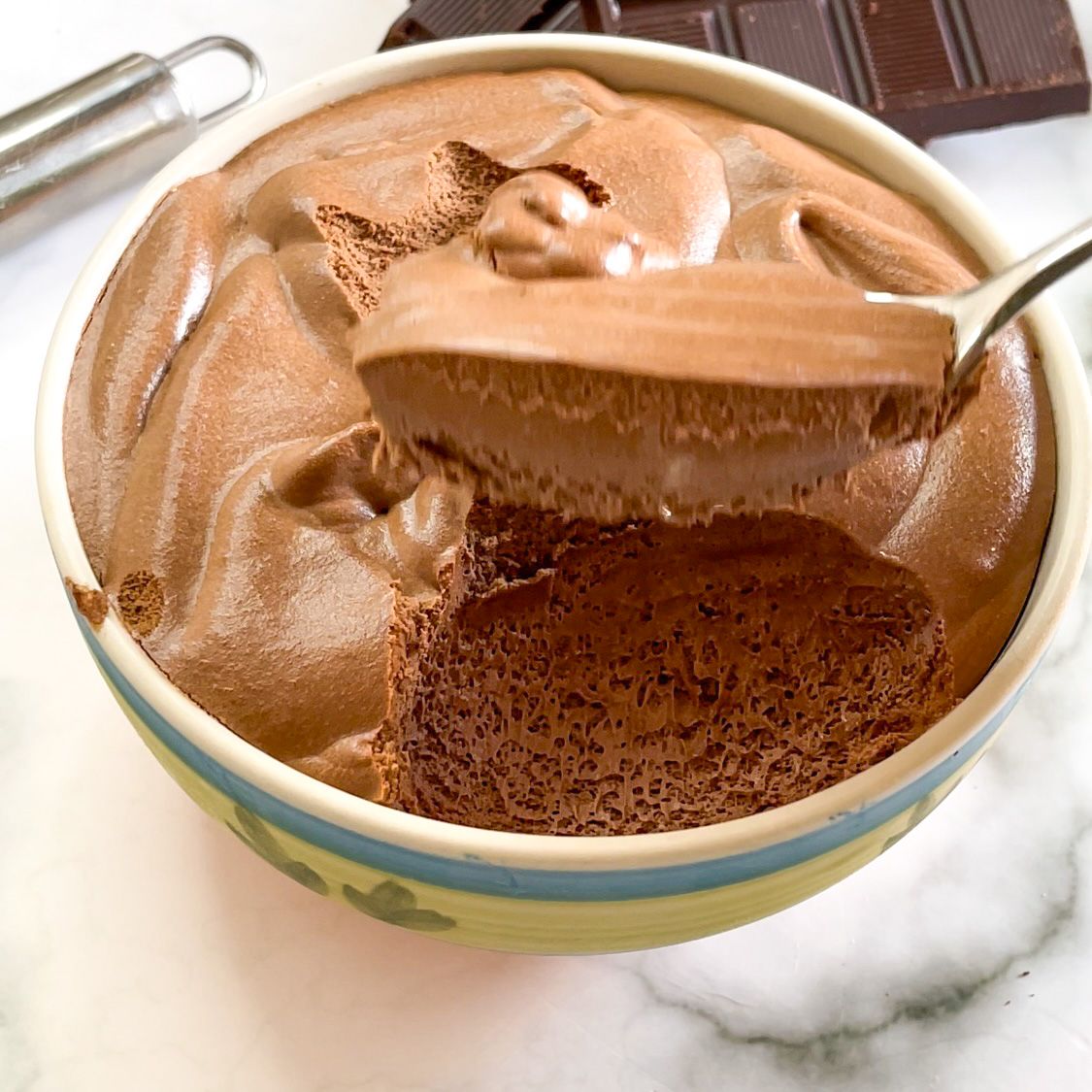 Una ciotola di mousse al cioccolato con un cucchiaio dentro