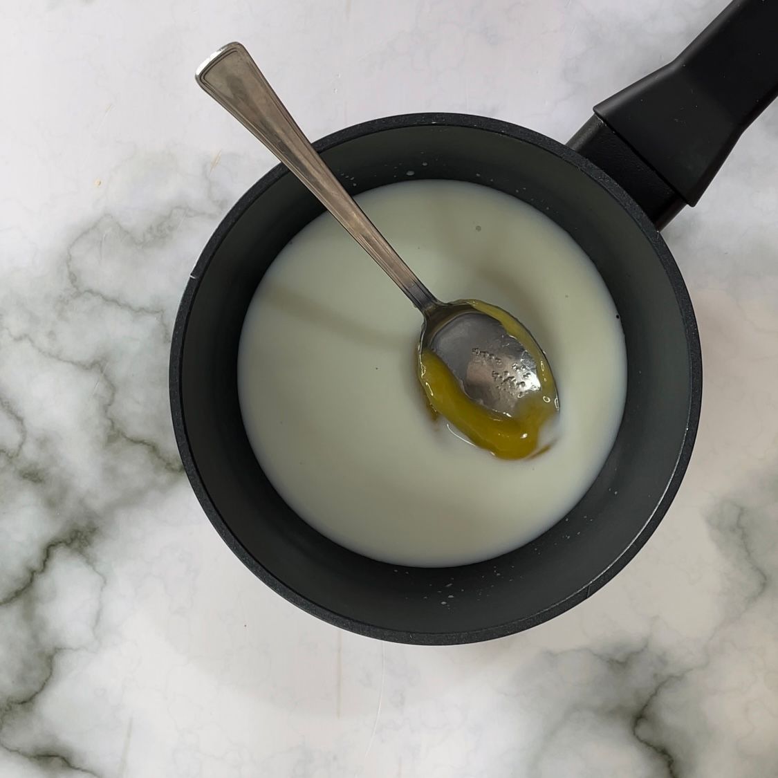 Una ciotola di zuppa con un cucchiaio dentro