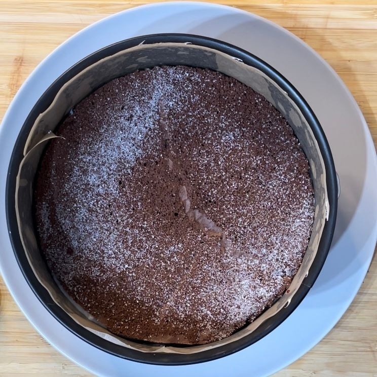 Una torta al cioccolato in una padella su un piatto