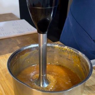 Un frullatore viene utilizzato per mescolare una salsa in una pentola