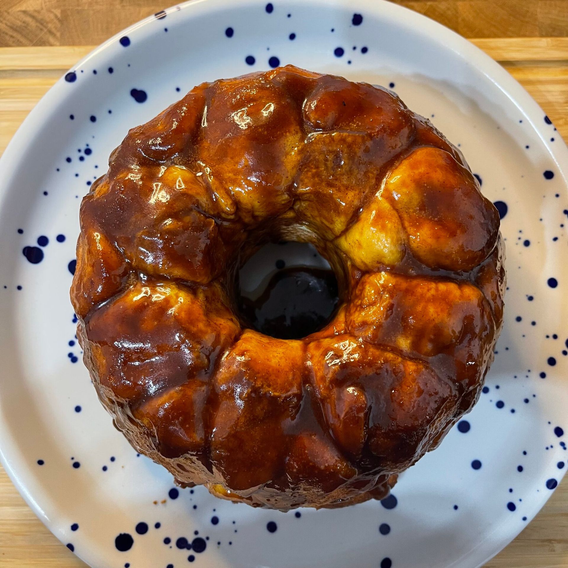 Dettaglio del Monkey Bread a forma di ciambella, dorato e caramellato, composto da tante palline di brioche unite tra loro