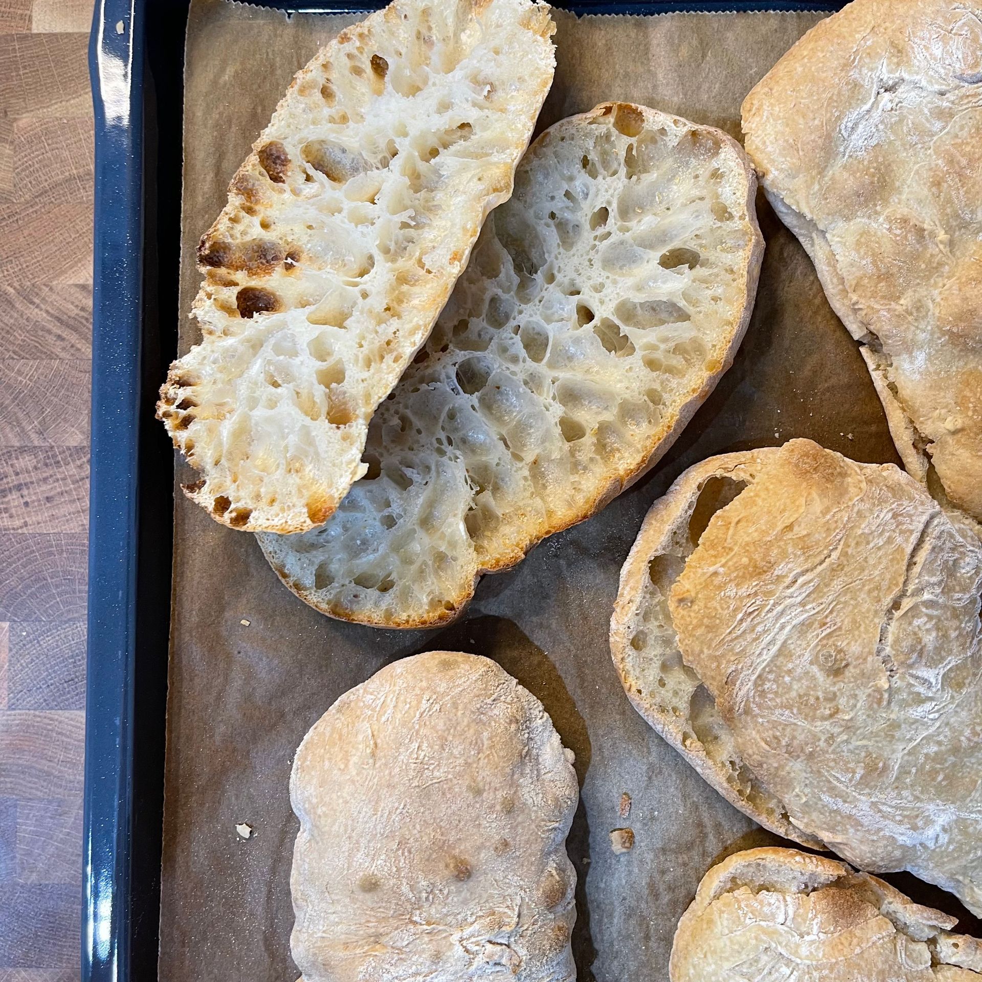 Un mucchio di pane è appoggiato su un vassoio su un tavolo.