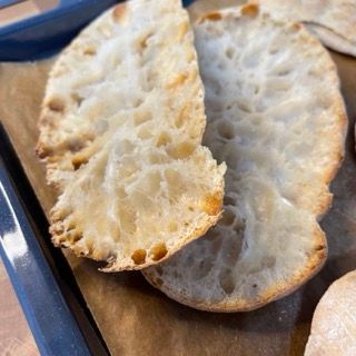 Un primo piano di un pezzo di pane su un tavolo