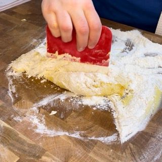 Latte versato a filo mentre l'impasto del monkey bread inizia a formarsi.