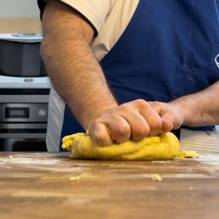 L'impasto che inizia a incordarsi staccandosi dalle pareti