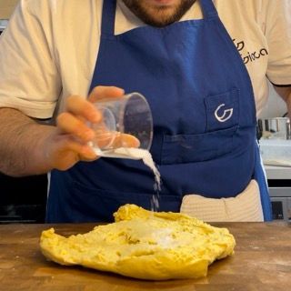 Aggiunta del sale fino all'impasto della brioche già formato.