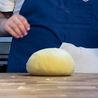 Impasto liscio, lucido e perfettamente elastico pirlato a palla sul piano.