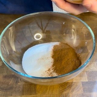 Zucchero e cannella in una ciotola pronti per essere mixati