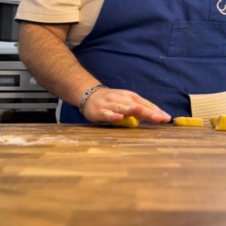 Pezzetti di impasto pesati e pronti sul piano di lavoro