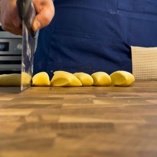 Tarocco che taglia il filone in piccoli pezzi da 20g ciascuno