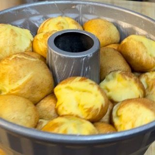 Il monkey bread crudo nello stampo, raddoppiato di volume dopo la seconda lievitazione