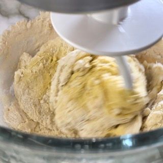Impasto per pangoccioli in lavorazione con il gancio.