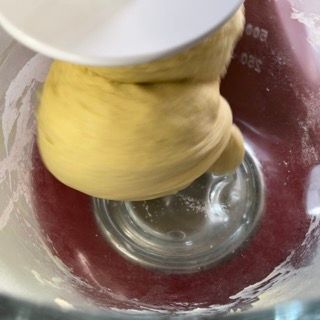 Una persona sta mescolando qualcosa in un frullatore con un coperchio bianco