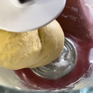 Impasto liscio che si stacca dalle pareti della ciotola.