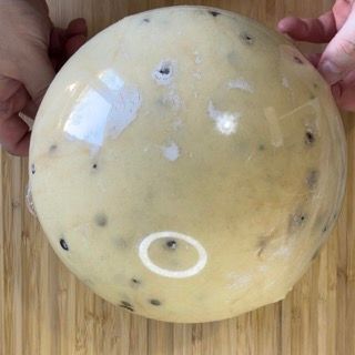 Impasto dei pangoccioli raddoppiato di volume dopo 2 ore di lievitazione.