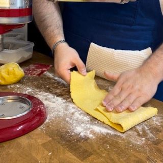 tecnica delle pieghe a libro per rendere la sfoglia delle chiacchiere liscia ed elastica.