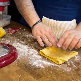 Secondo passaggio nello spessore grande per rinforzare la struttura dei crostoli.