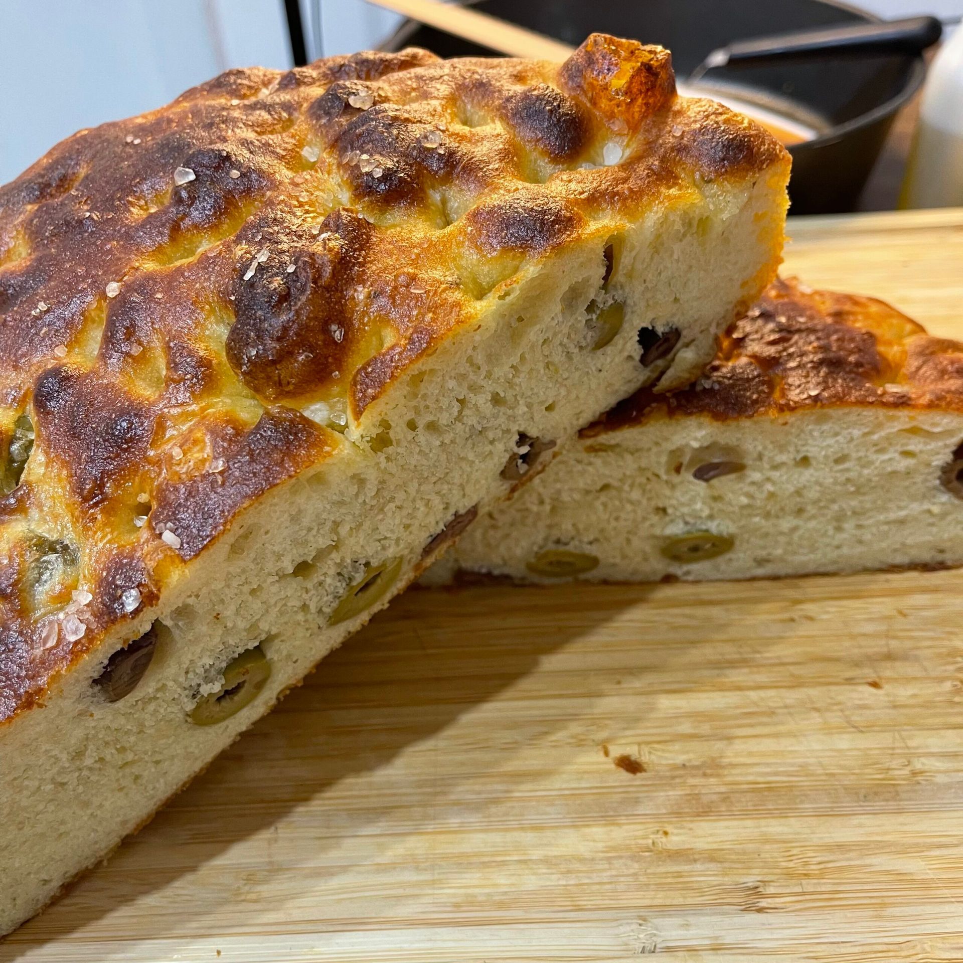 Due fette di pane sono appoggiate su un tagliere di legno.