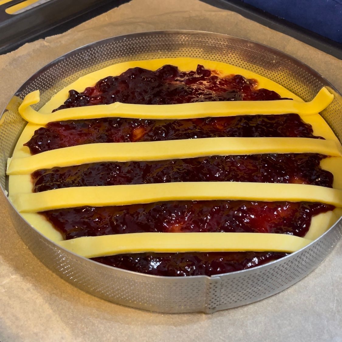 Una torta con una striscia gialla sul fondo