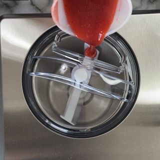 La salsa di fragole viene versata in una gelatiera