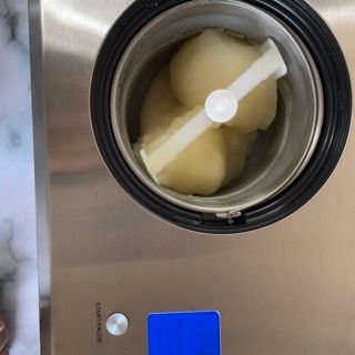 Una gelatiera in acciaio inox con gelato al suo interno