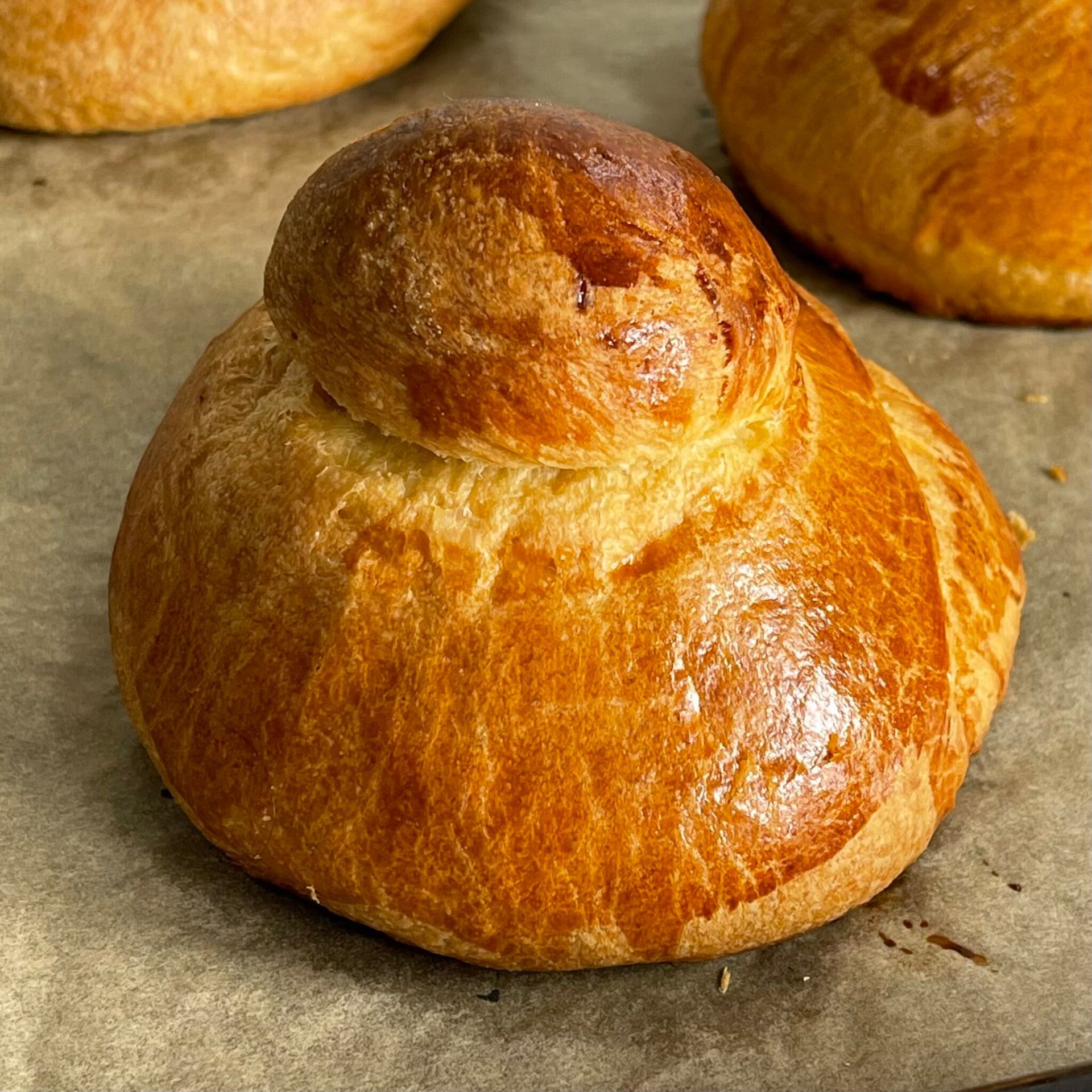 Un primo piano di una pagnotta di pane su un tavolo