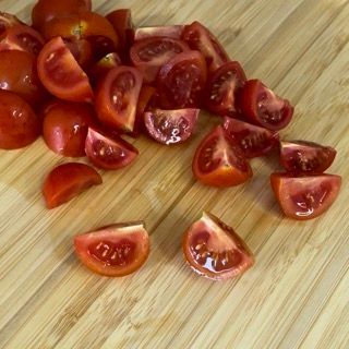 Un mazzo di pomodori a fette su un tagliere di legno