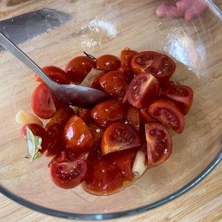 Una ciotola di pomodori con un cucchiaio dentro