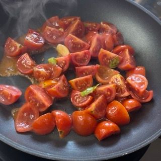 I pomodori vengono cotti in una padella sul fornello