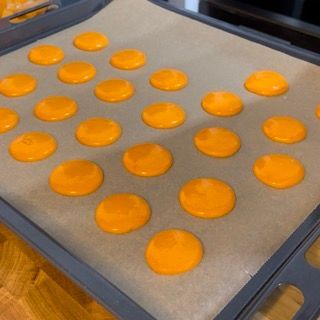 Un vassoio di biscotti appoggiato su un pezzo di carta oleata