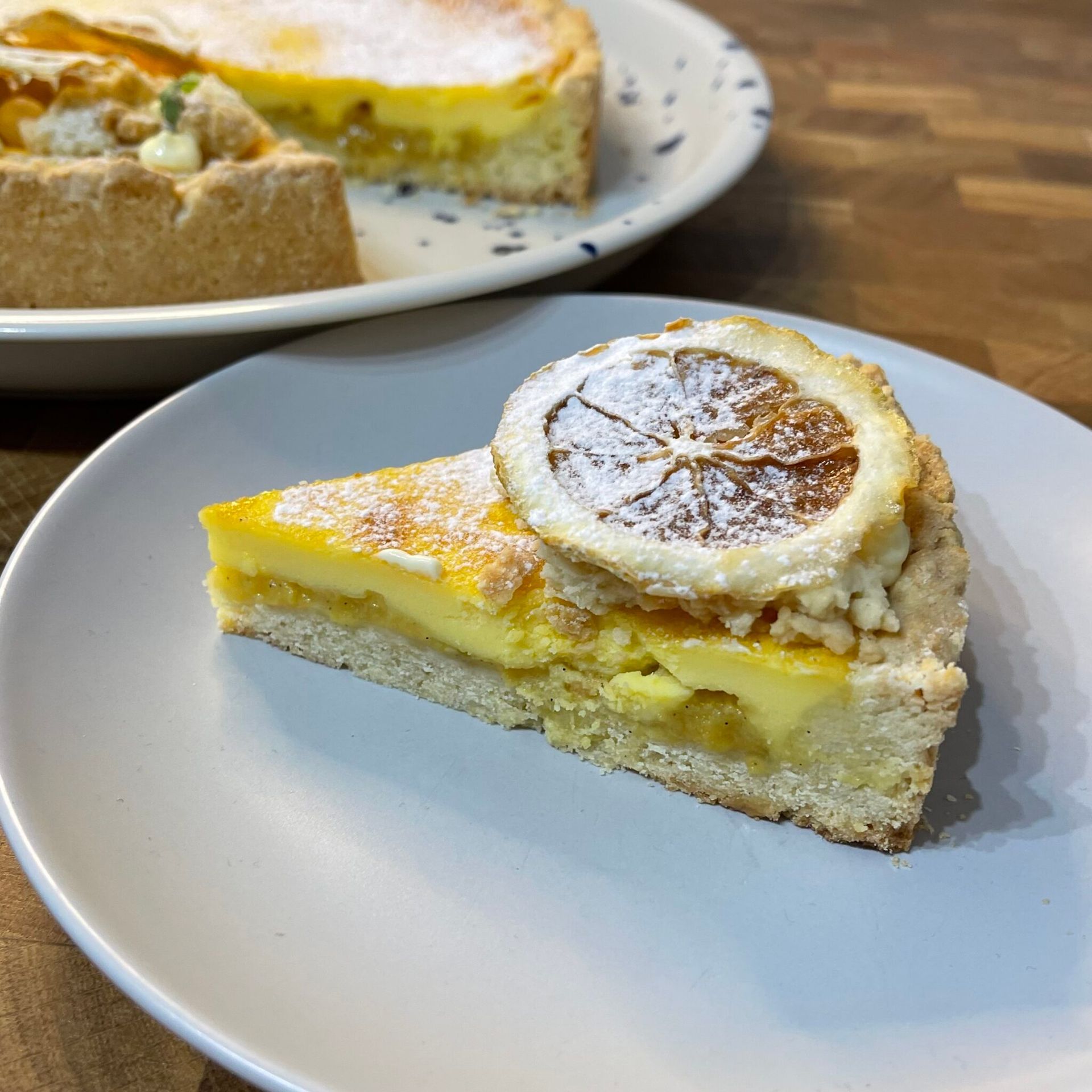 Una fetta di torta al limone su un piatto bianco