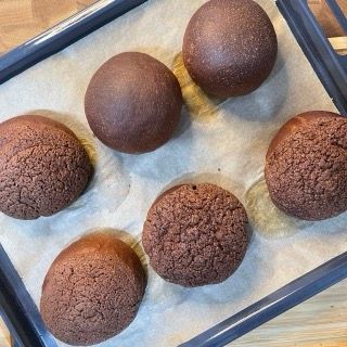 Un vassoio di biscotti al cioccolato appoggiato su un pezzo di carta oleata