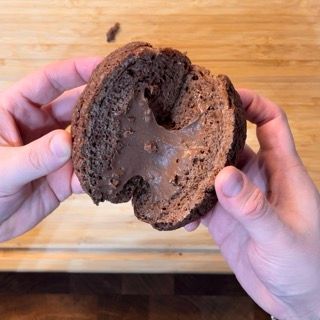 Una persona tiene in mano un pezzo di pane al cioccolato