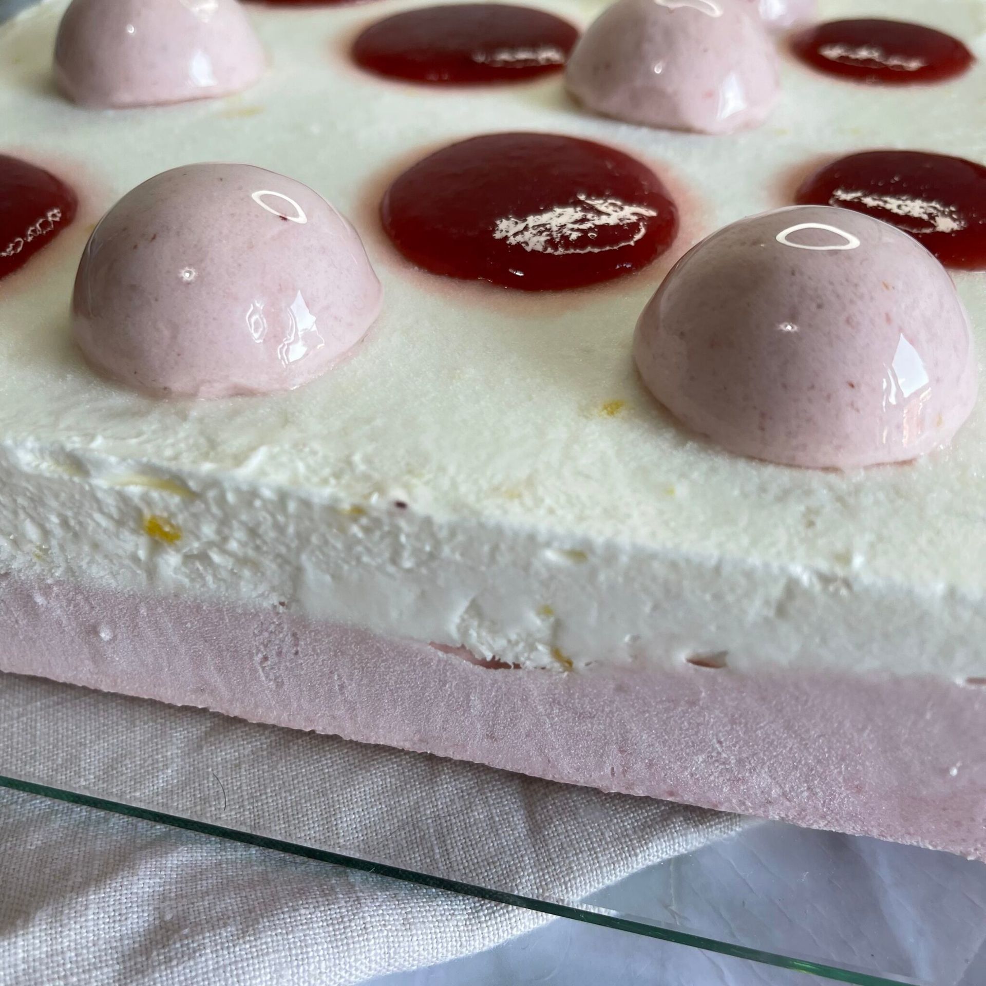 Un primo piano di una torta con palline rosa sopra