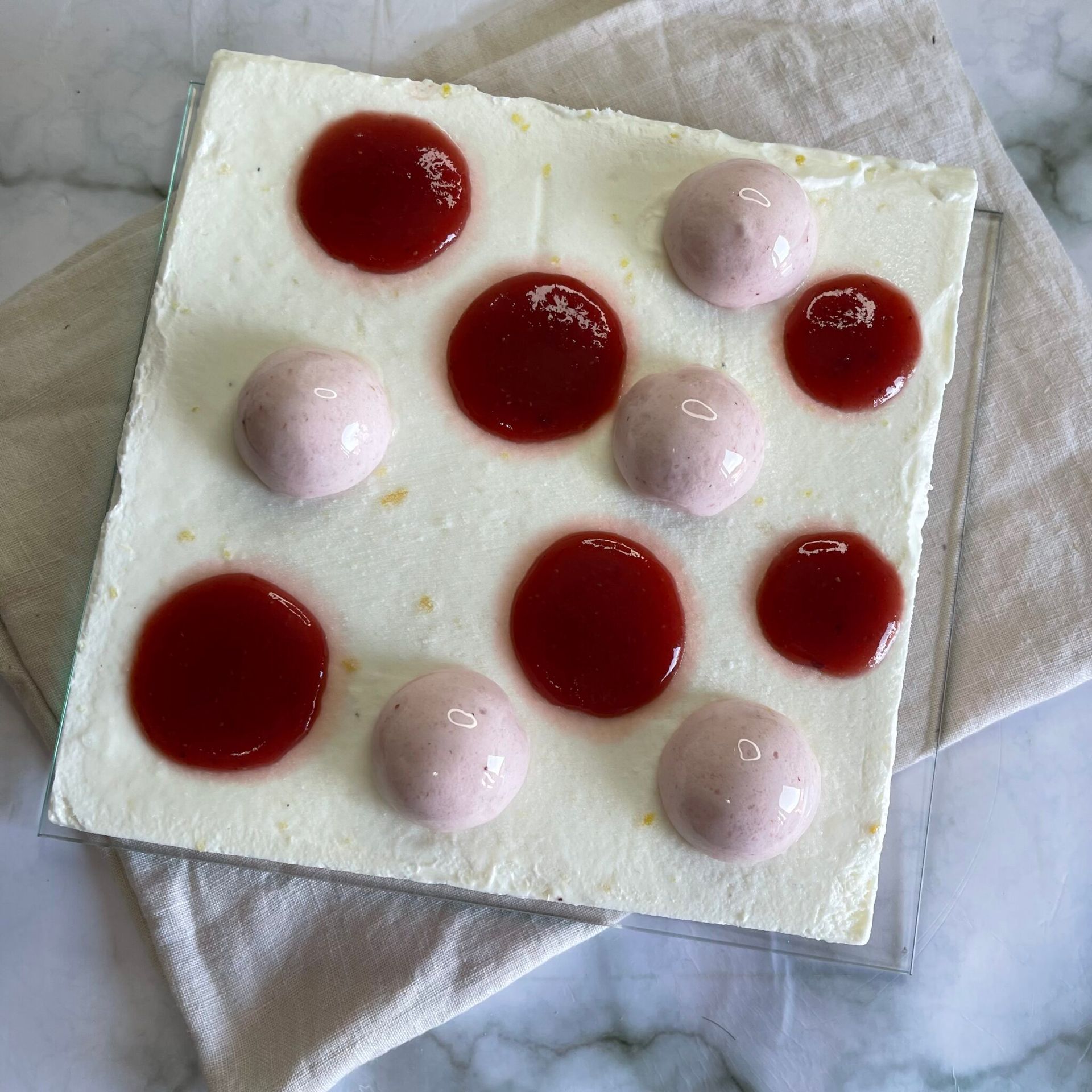 Una fetta quadrata di torta con salsa di fragole sopra