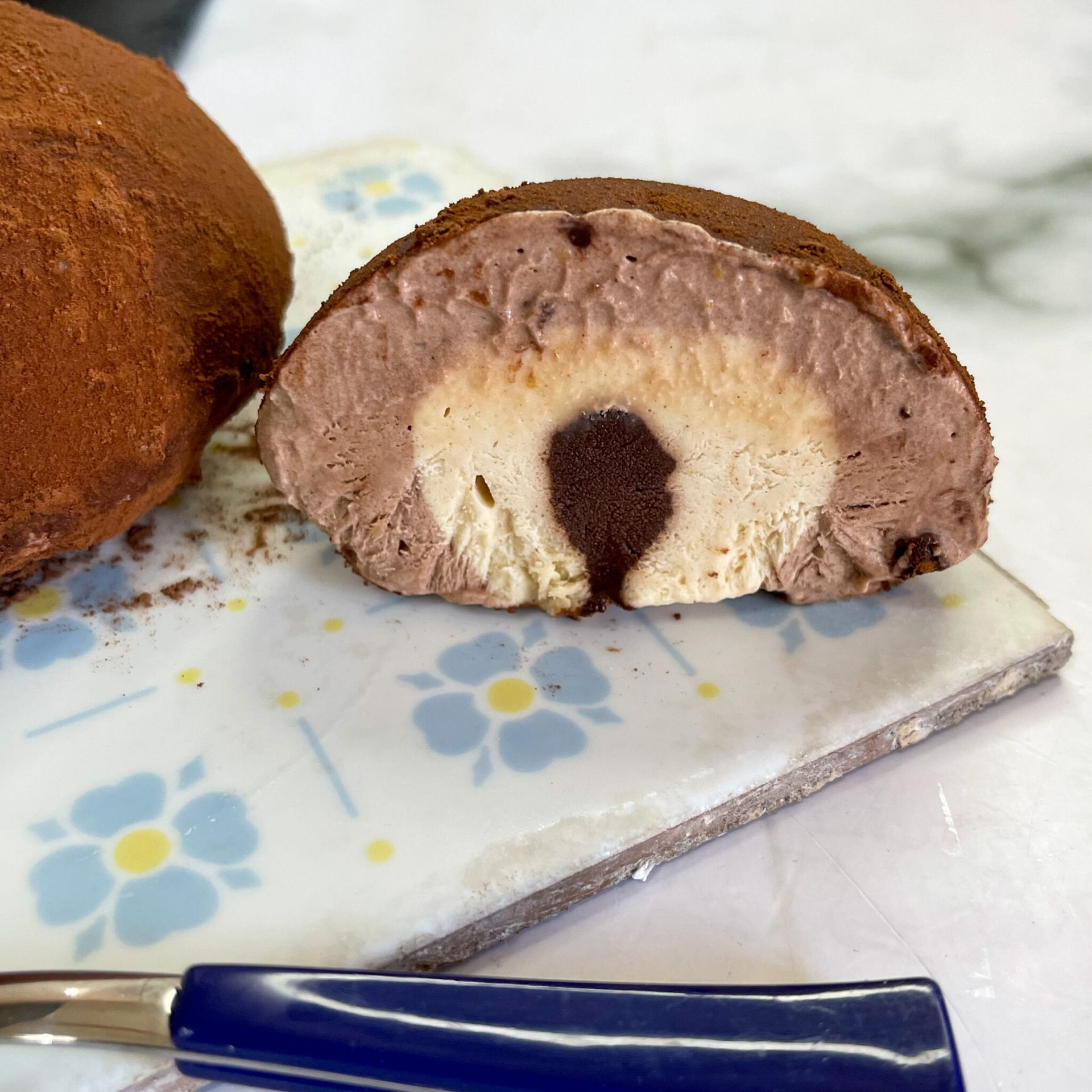 Un primo piano di un pezzo di torta al cioccolato su un tagliere