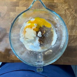 Un frullatore pieno di uova e zucchero a velo