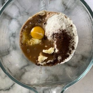 Un frullatore pieno di uova, farina e cioccolato.