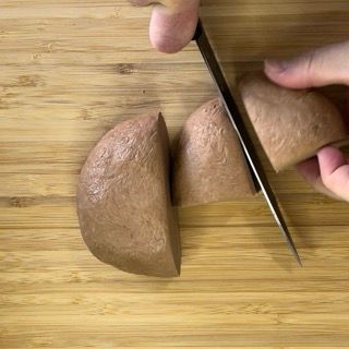 Una persona sta tagliando un pezzo di carne su un tagliere.