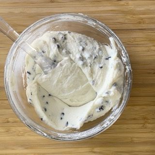 Una ciotola di gelato con un cucchiaio dentro