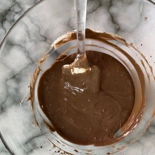 Una ciotola di salsa al cioccolato con un cucchiaio dentro