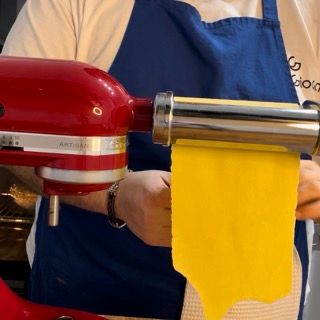 Una persona sta usando un mixer KitchenAid per fare la pasta
