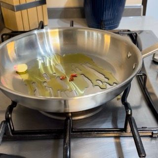Una padella in acciaio inossidabile sta cuocendo sul fornello
